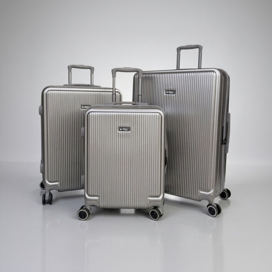 Elegante set completo di 3 trolley rigidi neri in ABS+PC. Include bagaglio a mano compatibile con voli low cost e due valigie da stiva resistenti con chiusura di sicurezza TSA.