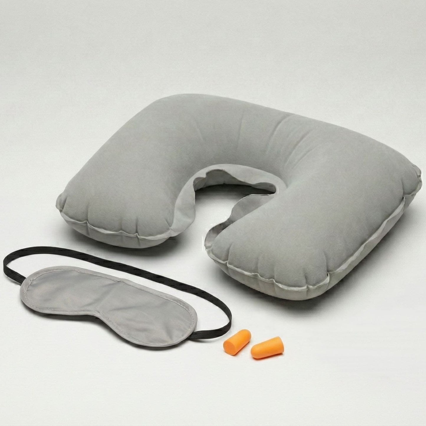 Set da viaggio Stopover completo con cuscino ergonomico per il collo, mascherina oscurante per dormire e tappi per le orecchie.