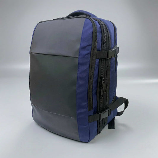 Zaino bagaglio a mano visto frontalmente, capiente e resistente