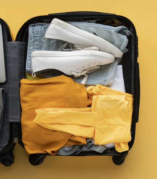 essenziali da viaggio organizzati in valigia con organizer