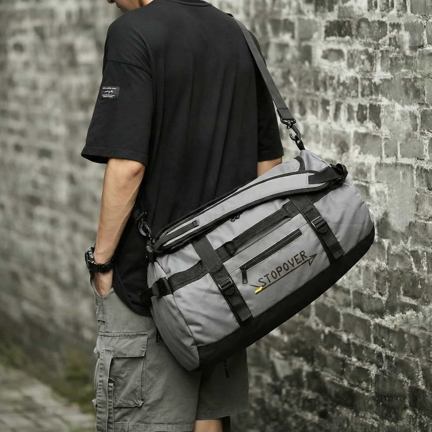 Borsone convertibile dal design raffinato utilizzato in contesto urbano, perfetto per chi passa dall'ufficio all'allenamento.