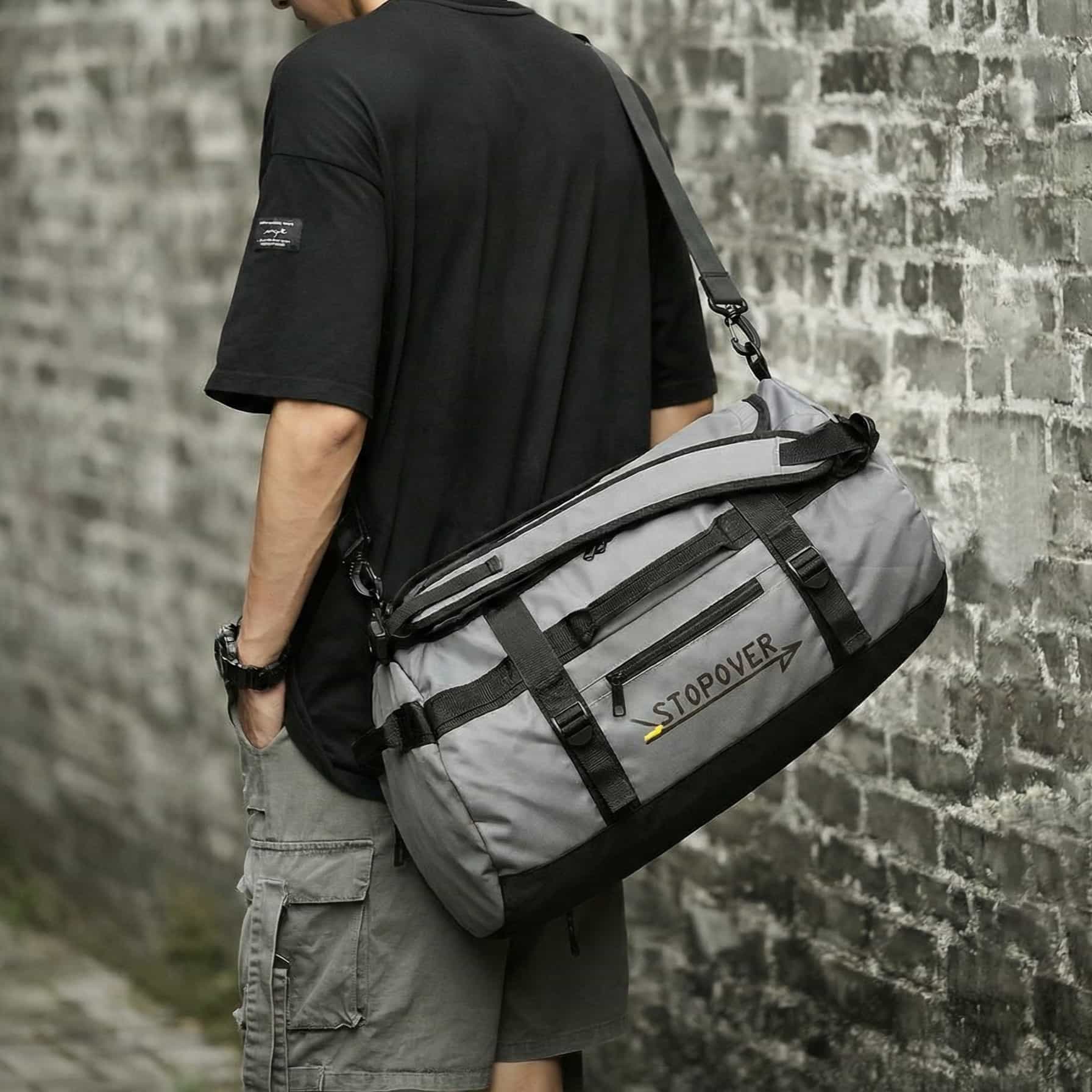 Borsone convertibile dal design raffinato utilizzato in contesto urbano, perfetto per chi passa dall'ufficio all'allenamento.