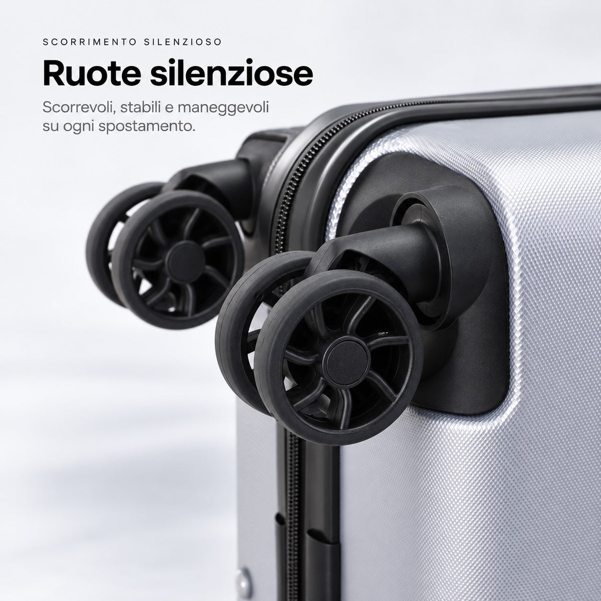 Dettaglio delle doppie ruote nere multidirezionali a 360 gradi del trolley cabina Cloud argento in ABS