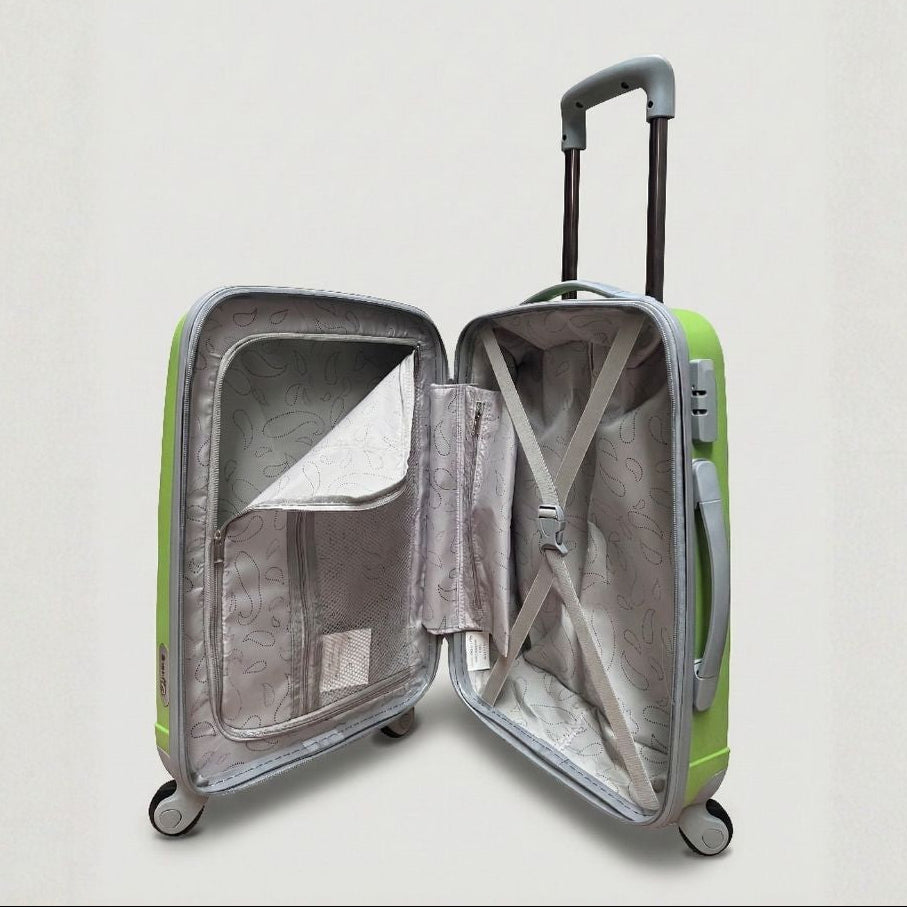 Interno organizzato della valigia in ABS con capacità 38 litri, cinghie ferma-abiti e divisorio interno.