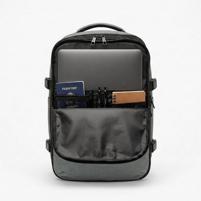 Interno dello zaino da viaggio aperto con scomparto posteriore imbottito per laptop 15.6 pollici e tasche organizer per documenti.