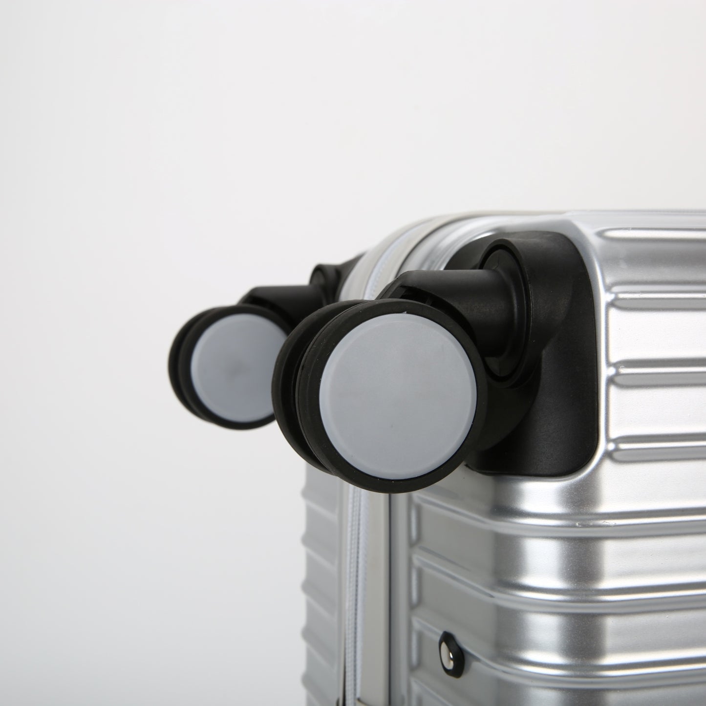 Particolare delle 4 ruote girevoli a 360 gradi SILENT, progettate per un trasporto fluido e silenzioso.