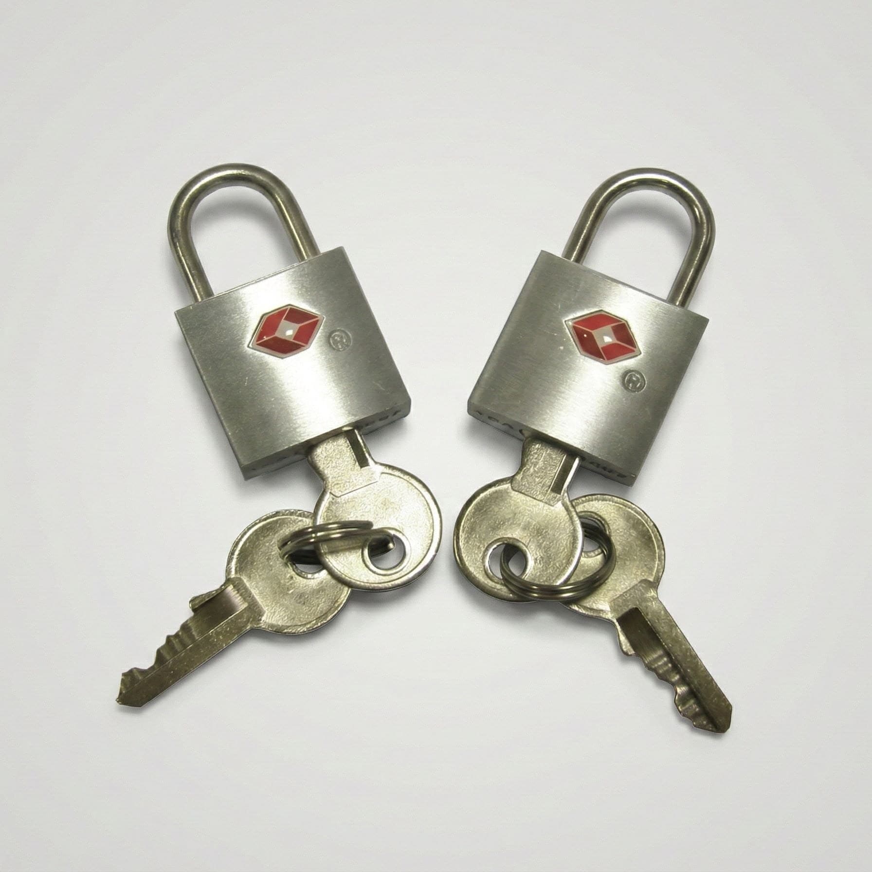Set di 2 lucchetti TSA in metallo con apertura a chiave, formato compatto da 39 mm per la sicurezza dei bagagli in viaggio.