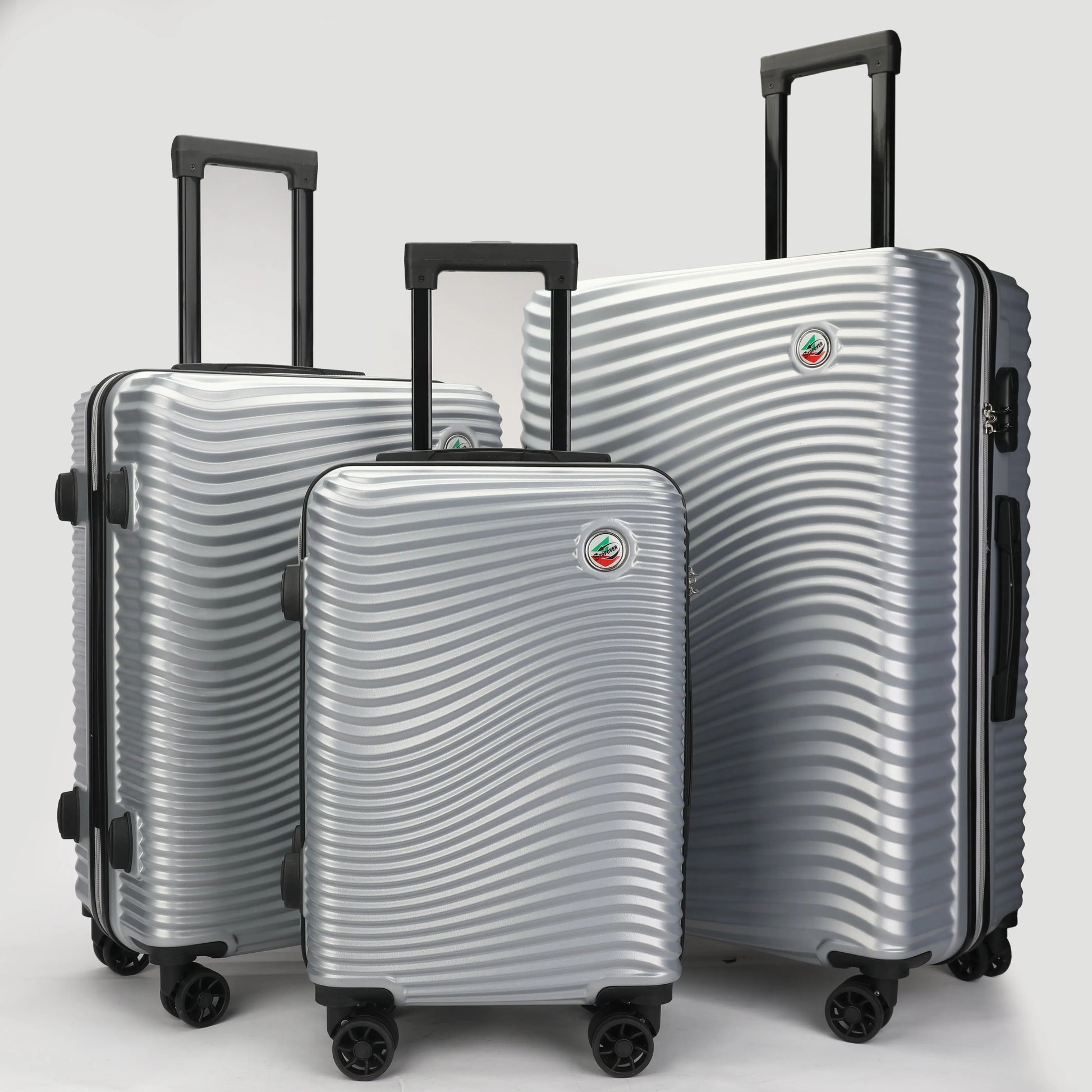 Set 3 trolley rigidi in ABS lucido visti frontalmente, eleganti e resistenti