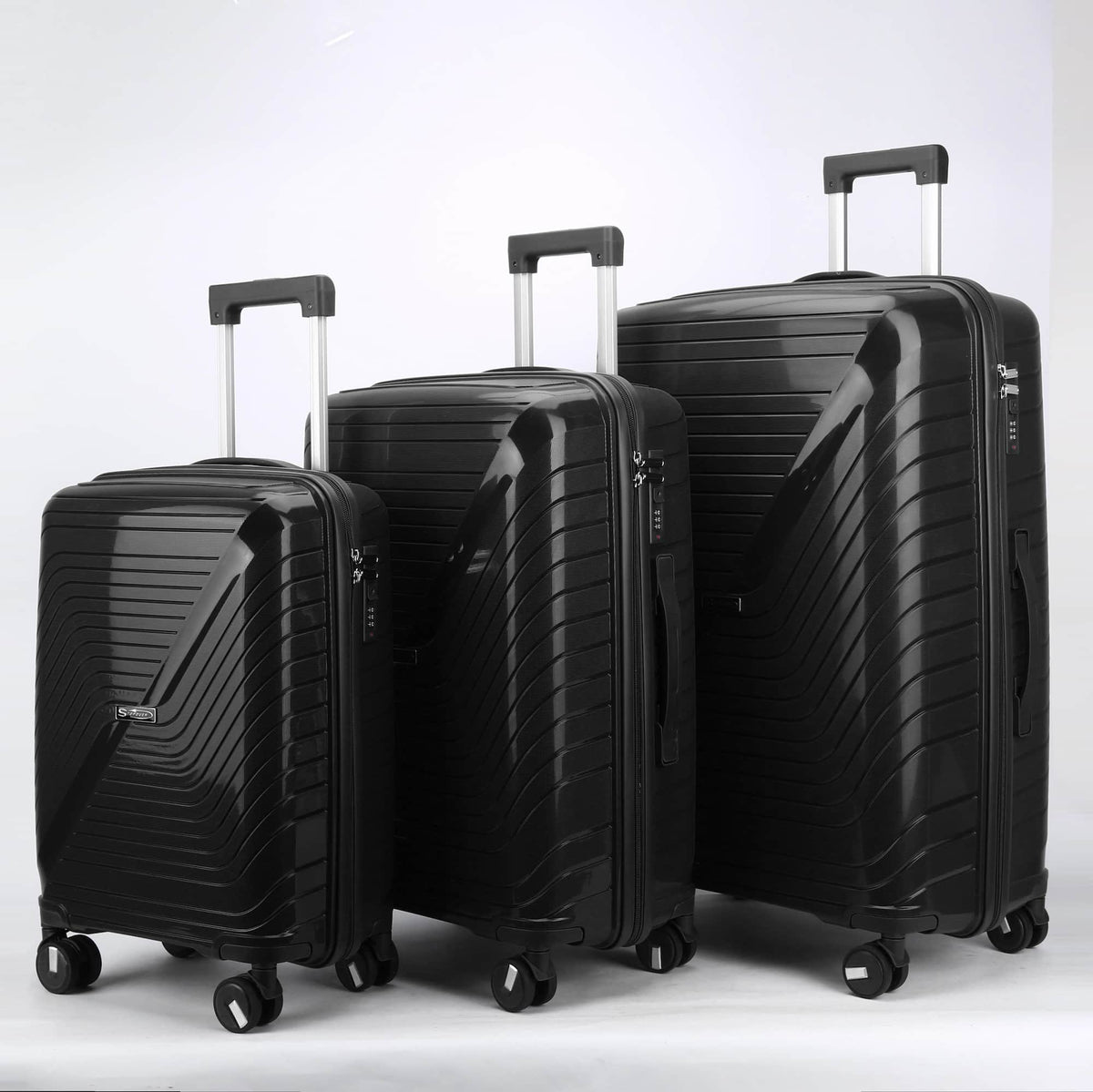 pensata per uno stile essenziale ed elegante adatto a qualsiasi tipo di viaggio.Set 3 trolley rigidi neri nelle misure S M L