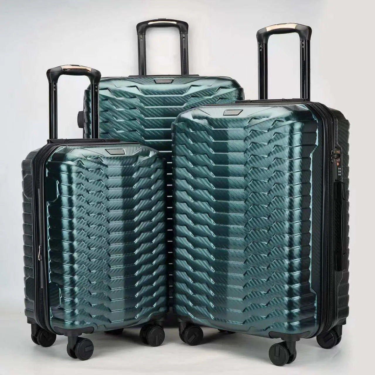 Vista frontale ravvicinata dei trolley ABS+PC che evidenzia design elegante e texture resistente