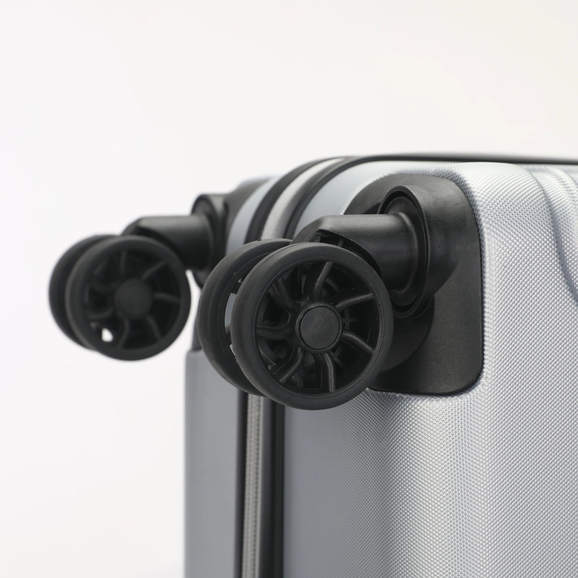 Dettaglio delle 4 ruote girevoli a 360° silenziose sui trolley ABS Stopover