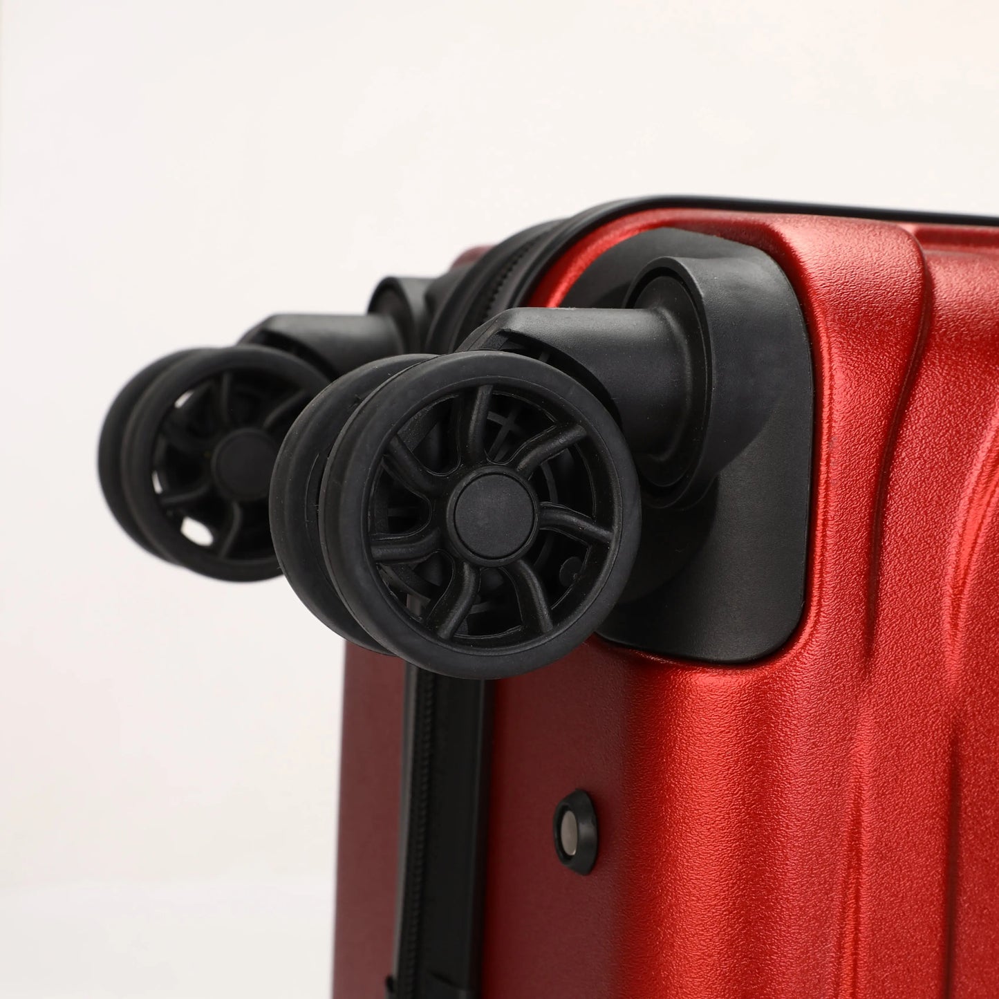 Dettaglio delle 4 ruote girevoli a 360° silenziose sui trolley ABS Stopover