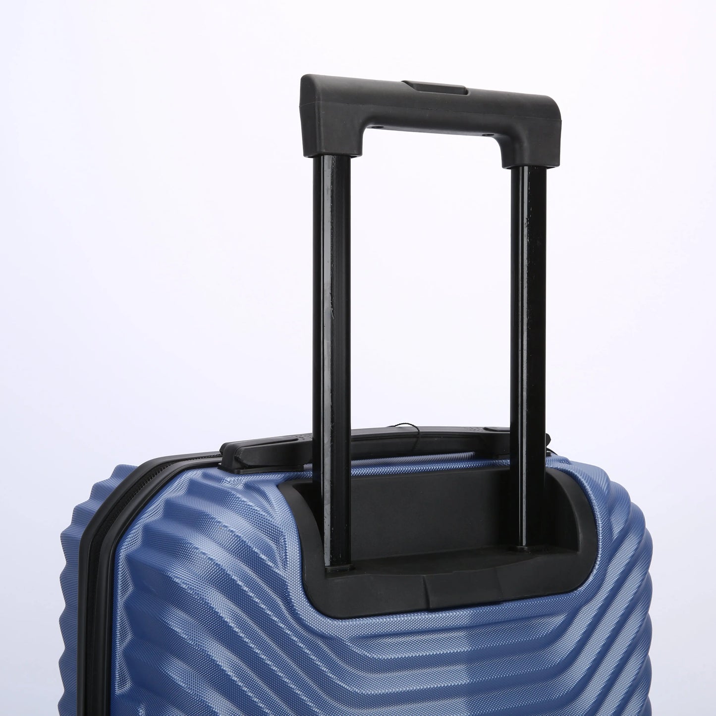 Trolley cabina rigido in uso, ideale come bagaglio a mano per viaggi brevi