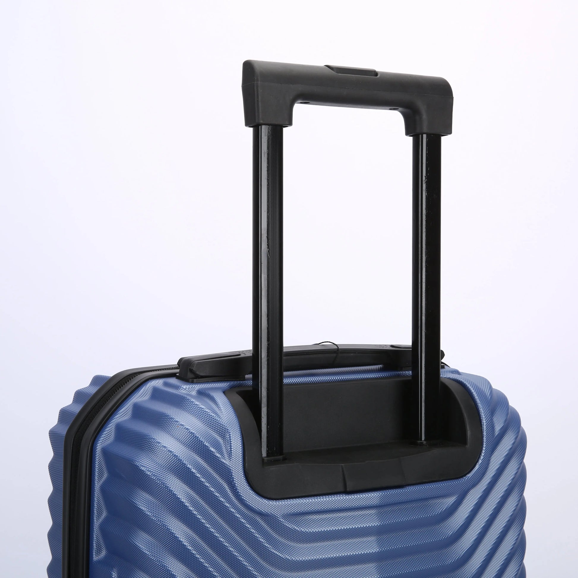 Trolley cabina rigido in uso, ideale come bagaglio a mano per viaggi brevi