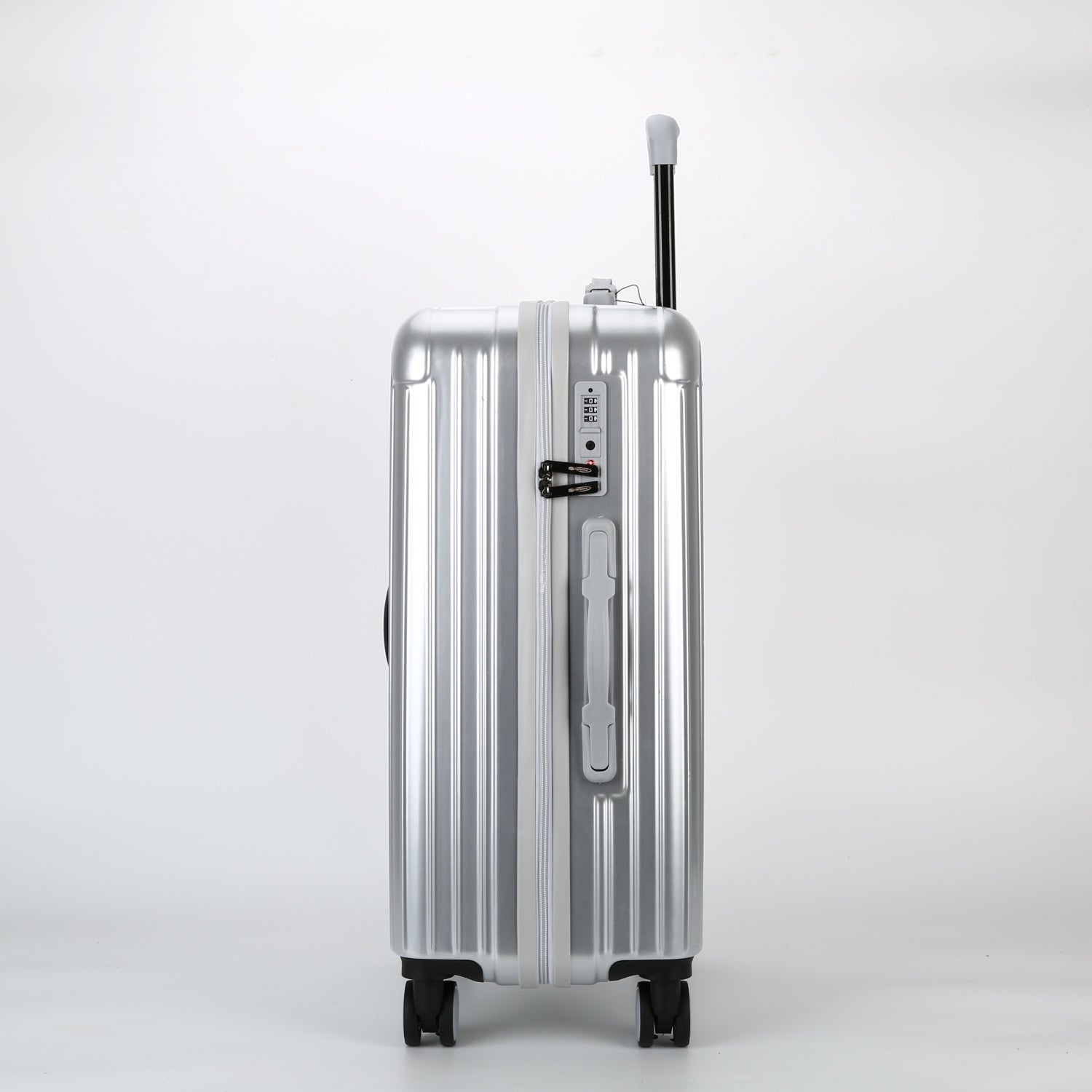 Chiusura laterale a combinazione con lucchetto TSA incassato (per modelli 65 e 75 cm) e tiralampo con logo STOPOVER.