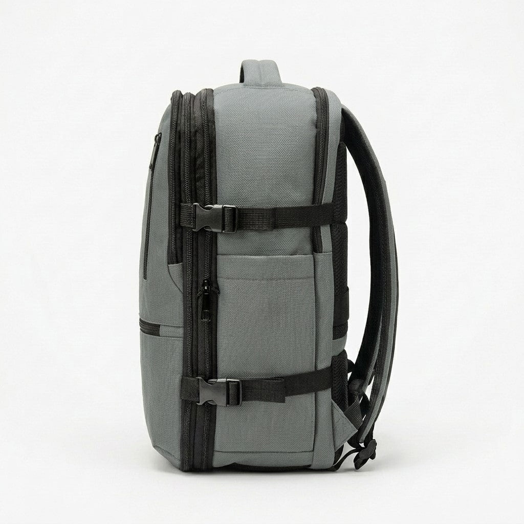 Lato dello zaino da viaggio con tasca laterale elastica per borraccia e porta USB integrata per ricarica smartphone.