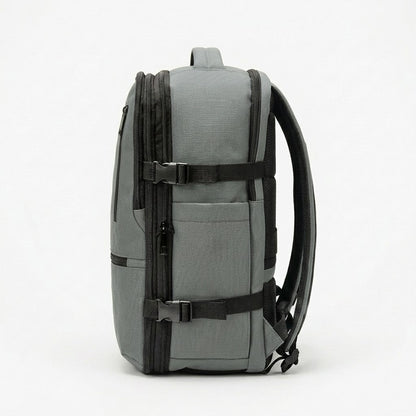 Lato dello zaino da viaggio con tasca laterale elastica per borraccia e porta USB integrata per ricarica smartphone.