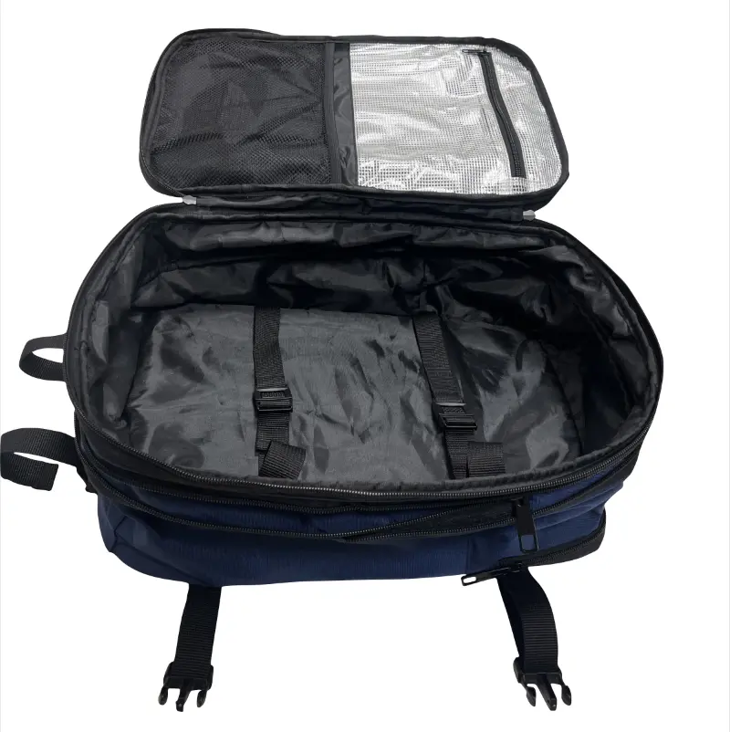 Interno dello zaino con scomparti e tasche retinate per abbigliamento e accessori